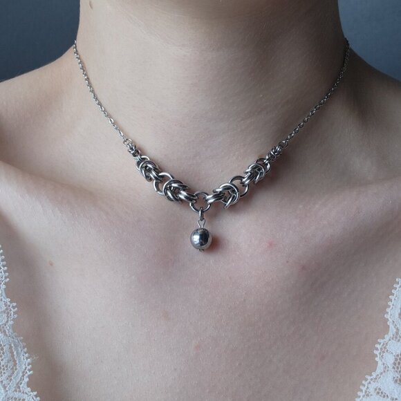 Silver Hematite pearl chainmaille choker necklace with a small silver chain - Picture 2 of 9